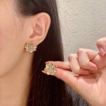 Chanel香奈儿 中古 双C耳钉原版复刻Logo 小香家的款式真心无需多介绍每一款都超好看，精致大方，非常显气质