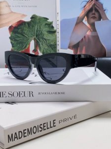 Ysl 圣罗兰张嘉倪Ysl 姐姐好美高品质的产品真的很吸粉戴上显脸小又时髦 气场十足 不挑脸型 上脸好高级 秒变女明星 saint Lauren