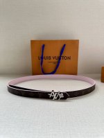 特 2.0宽 本款 Lv Iconic 双面腰带以纤细剪裁迎接新季，搭配标志性 Iconic 搭扣，无论展现 Monogram Reverse 帆布或素雅牛皮革