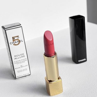 专柜品质 n5 191色号玫瑰蜜桃香奈儿限定新品日常素颜显白~ 没人能拒绝的了香奈儿 没有 更别说这次的圣诞限量款了 香奈儿炫亮魅力唇膏5号系列灵感来自5号香水