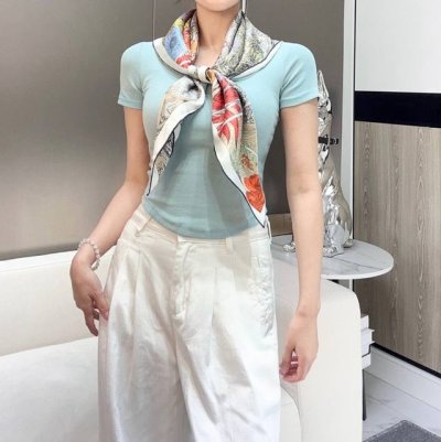 重磅推荐的爱马仕丝巾 回归自然 90方巾 18Mm顶级真丝 双面同色印花方巾 Retour A La Nature 回归自然 丝巾尺寸：90*90 方巾 100