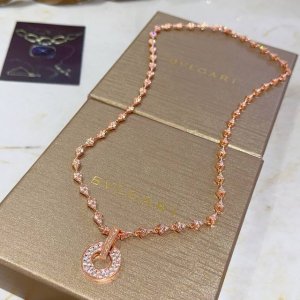 宝格丽项链V金材质。Bvlgari宝格丽 Divas‘ Dream 系列 品相完美，细节无敌，那种独特的色泽完全无可挑剔，再缀以经典指环外形设计，简约之余却又优