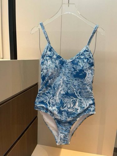 Dior迪奥新款连体泳衣 适合多种场景的游泳衣♀海边 游泳池 温泉 水上乐园 漂流都可以内搭也完全可以 连体设计遮肉显高挑 腹部有点肉肉也不影响咱美美的 背面设