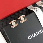 卖疯了小香官网主推爆款精工版小香 最新 Chanel 立体彩色米粒珍珠字母耳钉耳环CaméLia 字母新款出货 明星同款，原版清晰Logo字印美美哒漂亮极啦明星