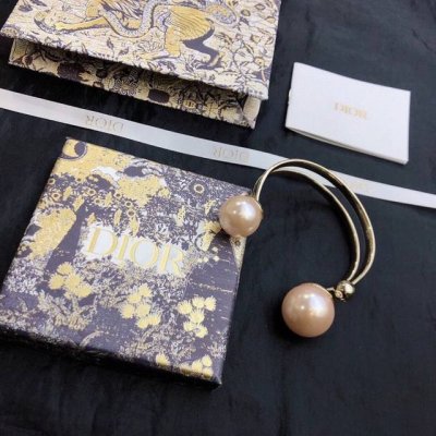 dior 迪奥 秋冬新品 字母珍珠开口手镯 专柜一致黄铜材质定制而成 原版品质 超精工