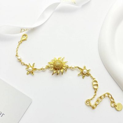 Dior手链热销款火爆上新 迪奥立体浮雕金色太阳花Cd珍珠手链 Dior Chardons 系列，展现象征着保护、韧性和自由的苏格兰国花。 采用金色饰面金属精心