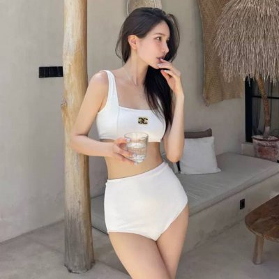 Chanel专柜新款分体泳衣适合多种场景的游泳衣 海边 游泳池 温泉 水上乐园 漂流都可以内搭也完全可以 连体设计遮肉显高挑 腹部有点肉肉也不影响咱美美的 背面