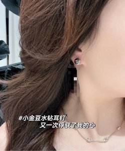Chanel小金豆水钻耳钉 又一次俘获了我的心很立体有存在感侧面能看到里面有一整颗大水钻最上面的镂空双C部分映衬出下面的水钻更加璀璨 更加耀眼夺目