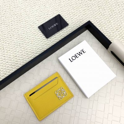 Loewe罗意威新款卡包回货 新到的都是带金属logo的， 相比老款精致啦不止一点点呀~~配盒、防尘袋！ 情人节选这种小配饰也不错 ~~型号：Ｌ1109 尺寸：