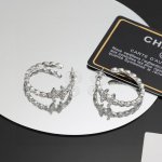 小香圈圈耳钉 时尚魔头Chanel香奈儿 早春新款 中世纪复古风 很修饰脸型的一款耳环喔 而且还很高大上 精致手工 高碳钻 美网红 款耳钉