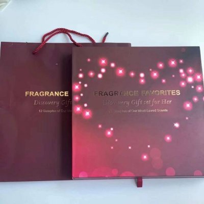 专柜品质 怦然心动香水小样十二件套！为她准备的12个最爱的香氛气味，整个套盒由12支5Ml-7.5Ml香水而组成，整套一共12支，性价比炸裂的一盒套装，一次拥有