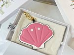 新品 罗意威Loewe 皮质钥匙扣 挂件 车钥匙扣 Shell Charm系列 贝壳挂件出货 采用进口小牛皮多色搭配，外配钥匙圈，可挂于包包，其萌趣、可爱的造型