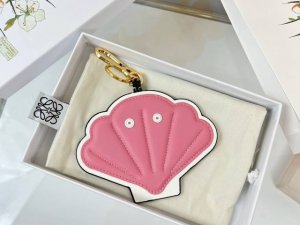 新品 罗意威Loewe 皮质钥匙扣 挂件 车钥匙扣 Shell Charm系列 贝壳挂件出货 采用进口小牛皮多色搭配，外配钥匙圈，可挂于包包，其萌趣、可爱的造型