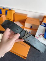 lv Shadow 腰带拥有 Monogram Shadow 皮革的经典风尚和素面皮革的内敛格调，以摩登笔触焕新男士衣橱