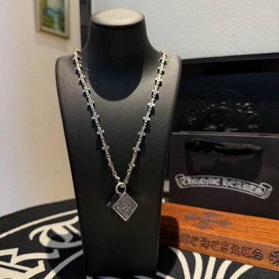 新款 专柜品质 Chrome Hearts克罗心经典复古十字架项链 骰子吊坠 凹凸造型不同的花纹设计风格 呈现出与众不同 十字架 童军花是克罗心的志 所以更经久