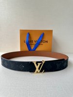 特P190 4.0宽 经过全新设计的标志性 Lv Pyramide 搭扣，搭配经典配色 Monogram Illusion 皮带。双面设计，轻松休闲的风格中散发