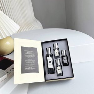 专柜品质 jo Malone祖马龙 新推出限定四件套礼盒装 30Ml .白苔与雪莲花 前调 红橙 苦橙叶中调 雪莲花 橙花后调 白苔藓 零陵香豆 琥珀这款是今年
