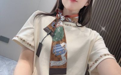 lv最新双层束发带~绑带.领结.飘带各种多用途国内官网也上架了售价1840＋牛逼 Lv最新图雅波点图案 私流独家正品批次 大货年前装船发走了 剩余的数量不多 自