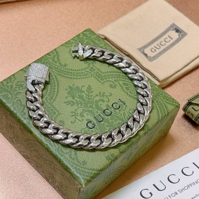 最新出炉土豪版手链 独家高品质 Gucci古驰手链最新款的经典款 精致无论款式 质感 都是绝对的顶尖Feel 只要看一眼就懂了 超 Nice 搭配衣服最佳的选择