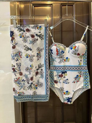 特 chanel香奈儿新款带钢圈连体泳衣 适合多种场景的游泳衣 海边 游泳池 温泉 水上乐园 漂流都可以内搭也完全可以 连体设计遮肉显高挑 腹部有点肉肉也不影响
