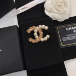 chanel 21Ss New 专柜同步上市这款超漂亮的，全部用进口施华洛钻 今年最新款任意搭配都好看又是一款必火的经典款代工品质 做工精细胸针，是最懂女人的饰