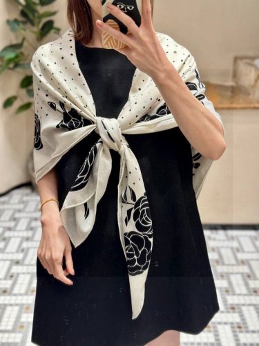 上新 小香山茶花系列单品集 黑色 Size：140*140Cm 丝绒双面同色方巾 精致手工卷边， Coco小姐心愿单极具品牌特色的标志单品和元素，丰富多彩，配色