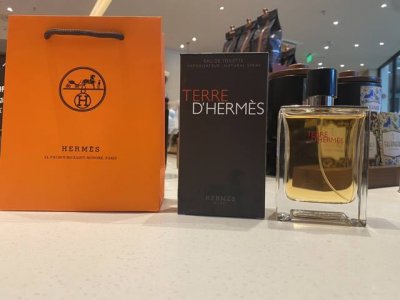 专柜品质 爱玛仕男士香水 规格 100Ml 被誉为最受欢迎的男士香水之一 充满雄性味的辛辣木质调 主角西洋杉的木头味一直贯穿整个基调 耐人寻味 绵远悠长 爱马仕
