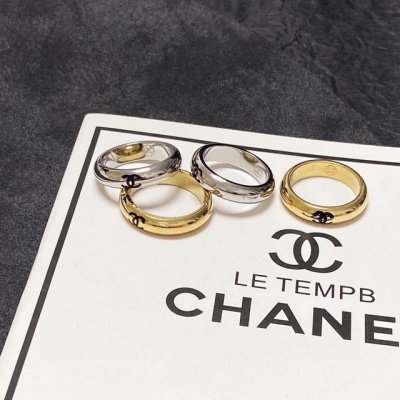 小香风Chanel亮面时尚系列造型戒指！夏天必备款一戴就忍不住想夸的一款，简约的设计，超精致又显手白，简直爱了！又可以跟其他款式叠搭一起，超级百搭～码数：6-7