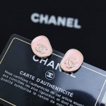 Chanel 粉色不规则珐琅耳钉 香奈儿你是懂设计的 粉色珐琅搭配不规则形状绝美真的很喜欢这种拼接搭配 不会太隆重的感觉 日常通勤约会都好看
