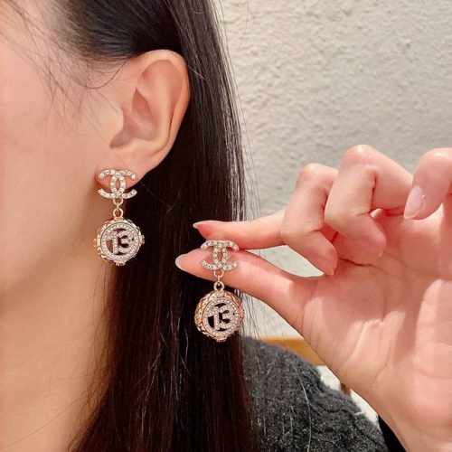 chanel香奈儿 中古 耳钉小香家的款式真心无需多介绍每一款都超好看，精致大方，非常显气质.