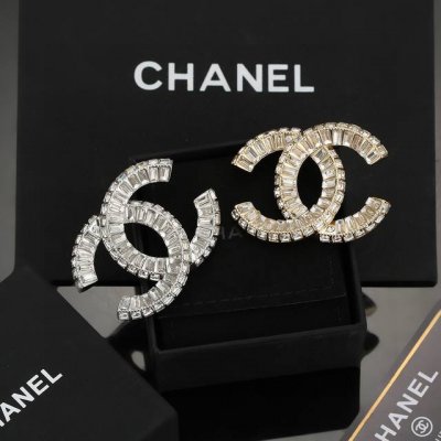 Chanel 小香 火爆单品 方钻胸针 最经典款 没有之一 气质 上身超美腻 怎么看怎么美 原版一致材质 纯银针 一致不够卖的款 人见人爱