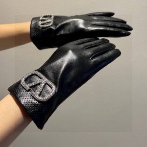新款独家首发华伦天奴Valentino满钻触屏女款手套 原单品质 官网同步女士新款高档羊皮手套女神首选 不可错过百分百选用进口羊皮质细腻柔软 认准进口羊皮特有手