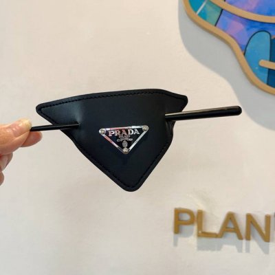 配包装 Prada 普拉达 三角标欧美法式复古时髦羊皮发簪头饰，佩戴舒适无压力，造型搭配必备！非常时尚百搭！女神必备！名媛范儿。