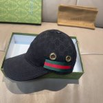 配盒子布袋，Gucci 古奇 经典款原单棒球帽， 钢扣款，1:1开模订制，原版帆布料+头层牛皮，英气十足，质量超赞！纯棉内里，基础头围56，贴片可调节。