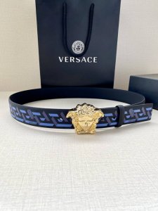 特 宽度4.0Cm Versace 此款经典的Versace腰带由柔软的小牛皮制成，饰有La Greca印花，并配有3D美杜莎腰带扣。