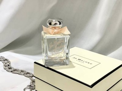 专柜品质 祖玛珑玫瑰与木兰50Ml 前调 木兰 中调 大马士革玫瑰 五月玫瑰 后调 广藿香 这款香水灵感来自秋冬交替的夜晚 银色月光酒在红色的玫瑰上 是非常浪漫