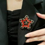 chanel小香 专柜最新款同步上新香奈儿最新款胸针 胸针，是最懂女人的饰物。那些倾注了全部心血去做自己的女人，往往更珍惜胸针的意义。香奈儿女士把胸针别在帽子上