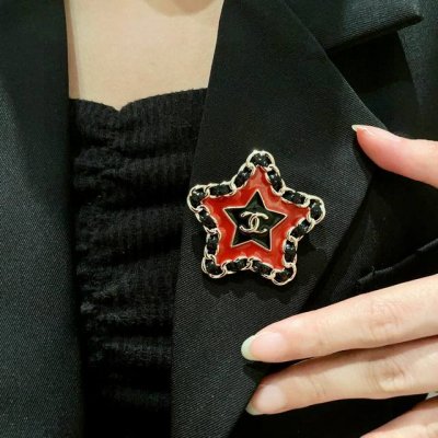 chanel小香 专柜最新款同步上新香奈儿最新款胸针 胸针，是最懂女人的饰物。那些倾注了全部心血去做自己的女人，往往更珍惜胸针的意义。香奈儿女士把胸针别在帽子上