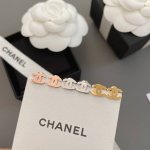 高品质 细节如图 香光面迷你双C耳钉 中古款！超级精致，爱了爱了金 玫瑰金 银，三个颜色，随意搭配！完全不挑人，经典中的经典，非常推荐！“流行稍纵即逝，风格永存