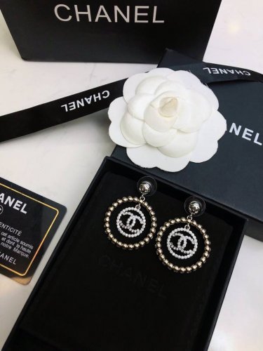 Chanel 香奈儿新款经典款双C耳钉 即优雅又时髦 原版黄铜 925纯银针 一致 高端复刻 施华洛世奇珍珠小细节的做法 都很赞 时尚奢侈 性价比高