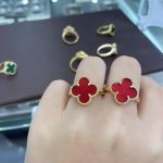v金镀咪金Vca四叶草戒指 梵克雅宝戒指 幸运草戒指 此后的多年以来，围绕#爱#诞生了诸多美好的作品，其中就包括幸运....百年以来，梵克雅宝一直带着正面及具诗