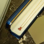 p价 中号版 全新 Wulu Legend系列葫芦项链 熠熠生辉的葫芦造型与精致璀璨的玫瑰金 钻石与红搪瓷相映成趣 错落点缀 随心叠戴 将春光与优雅描述的栩栩如