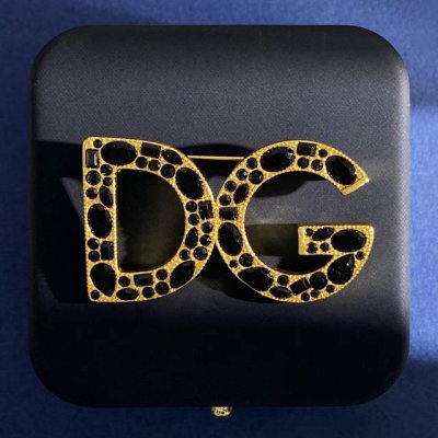 dg94 d&G欧美时尚复古金属质感Dg字母镶黑色钻胸针 黄铜材料 重约18G 尺寸约 5.15Cm*3Cm*0.4Cm 不含针托测量