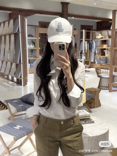 跑量 Celine新款棒球帽开启你的时尚新篇章！ 经典的藏蓝色、黑色，还有超清爽的白色，每一种颜色都散发着独特魅力。帽子上标志性的锚型刺绣 Logo，精致又大气