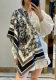 上新 早春新款 茹伊丛手绘方巾 Size：110X110 Cm 双面同色丝绒方巾 一个Ｄ家永远在线的元素 在专柜见到的第一眼就超级激动啦，吹爆这个神仙颜值的丝巾
