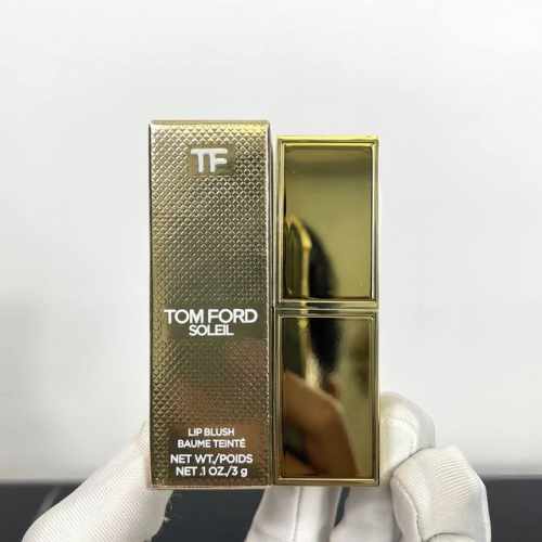 高端品质 Tf金箔唇膏对版质量拍照视线较弱，实货比图片好看Tf金管24K金箔变色润唇膏，涂在嘴唇上粉粉的，外观看起来好像一条黄金。口红控这支一定要收呀！全球限量