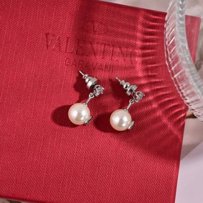 valentino 华伦天奴 耳环重磅新品火爆网络来了 简约大方 时尚百搭 耳钉专柜一致 火爆款出货 设计独特 前卫 美女必备款！