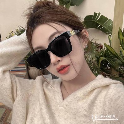 路易威登-Lv . 宝丽来树脂镜片 . Tr镜架轻便佩戴舒适 . Size：65-13-145 . 新款太阳镜减轻强光负担，明星同款，遮挡有害光线防辐射，出行旅