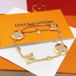 编号Lsl0048 Lv*最新款镶钻花朵手链 一致Zp黄铜材质