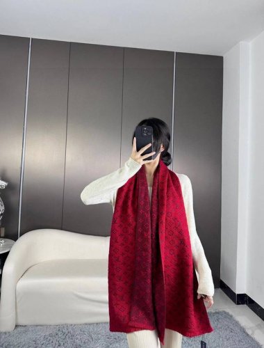 上新 Lv超级中意非常稳这款Lv男士围巾 款式很有男性魅力 是男款里非常Classical的设计 经典大方面料采用的是客供的羊绒 超级无敌软糯糯 细腻柔软度都非